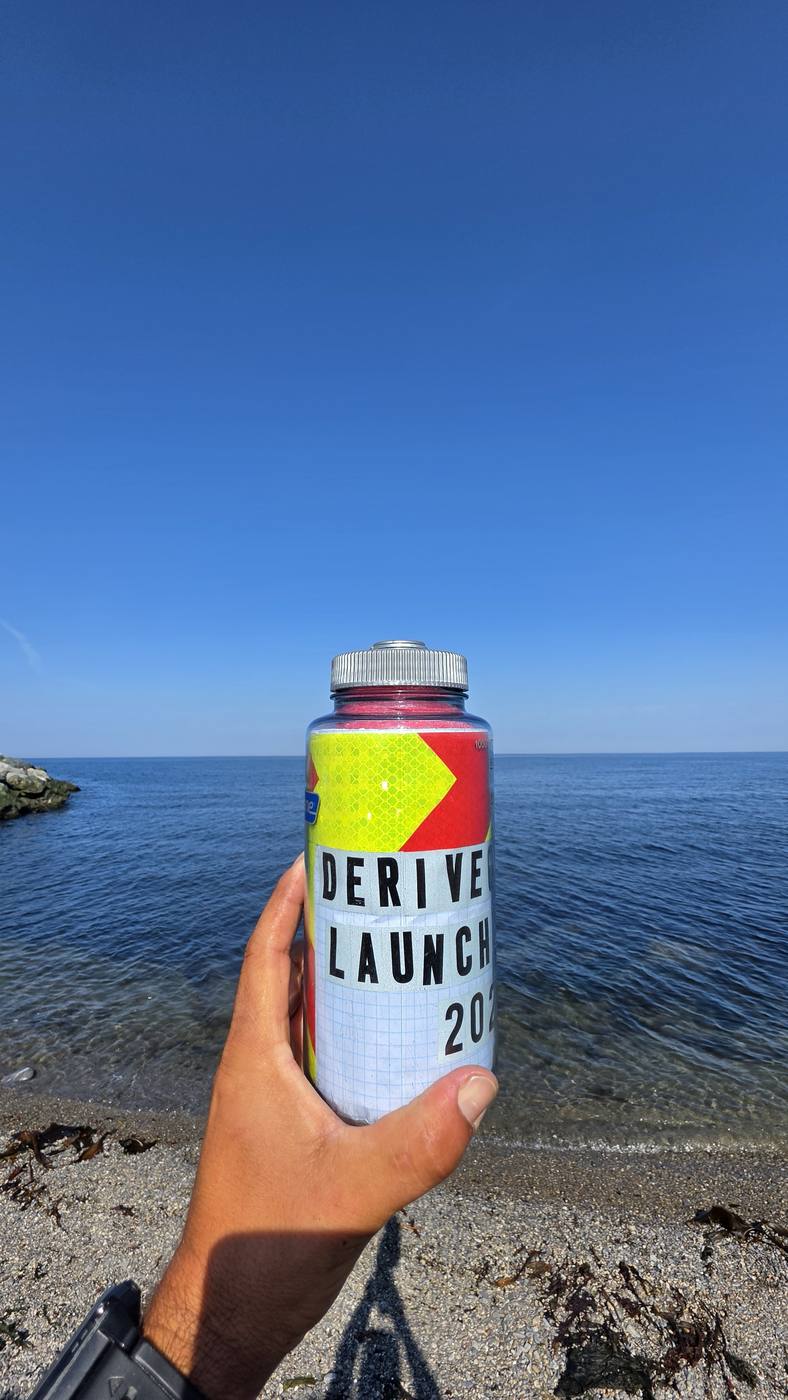 La bouteille tenue en main, l'étiquette visible